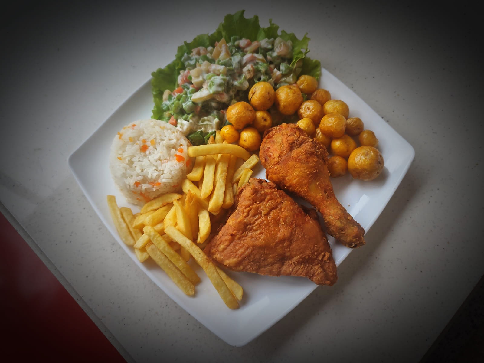 Bandeja con Pollo Broaster